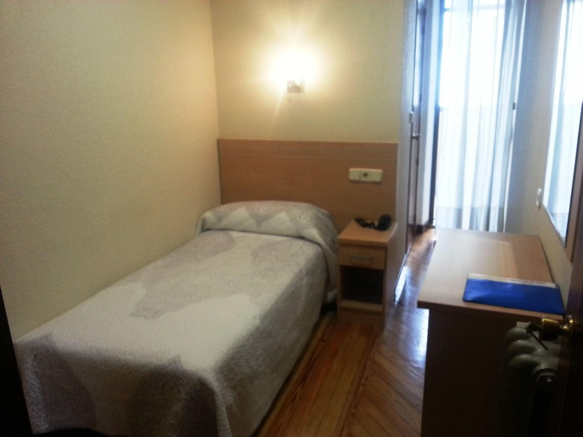 Hostal Avenida Мадрид Екстериор снимка
