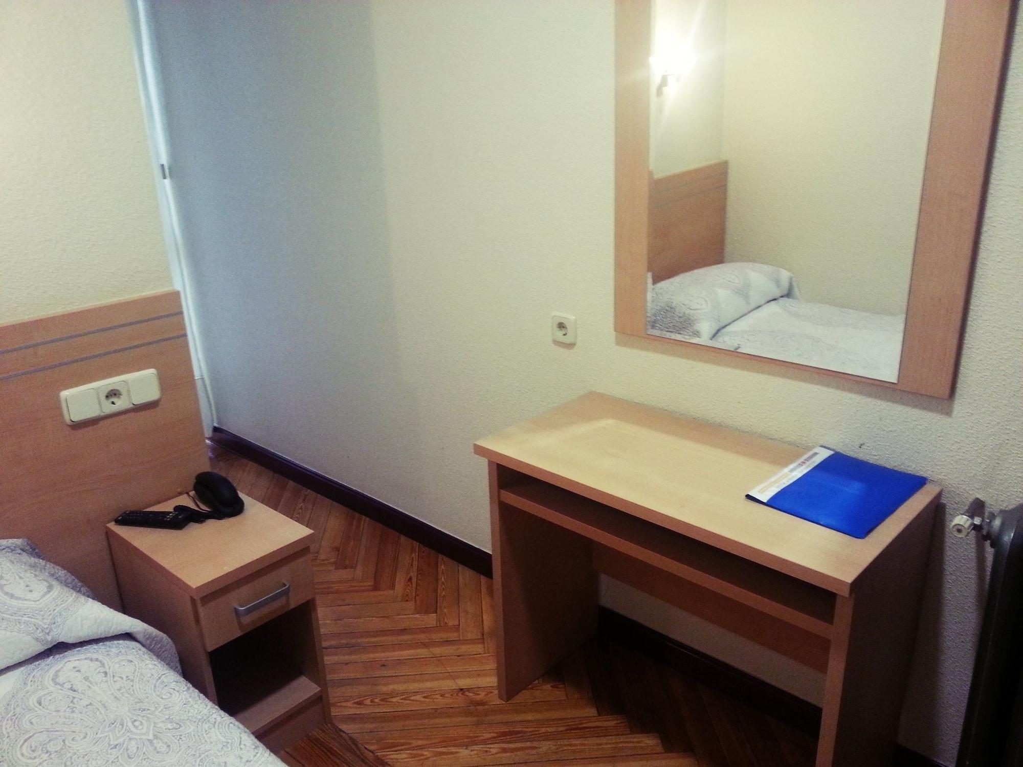 Hostal Avenida Мадрид Екстериор снимка