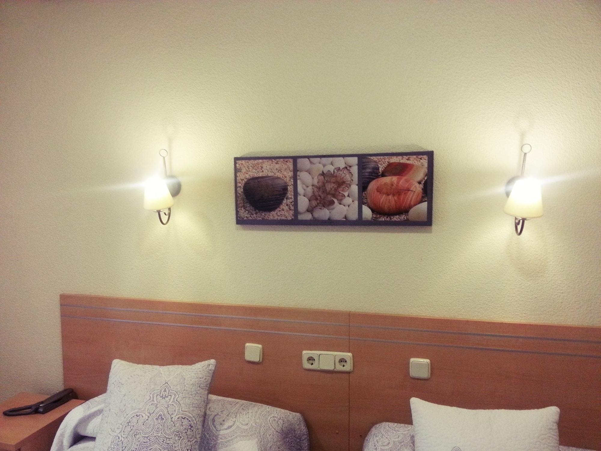 Hostal Avenida Мадрид Екстериор снимка