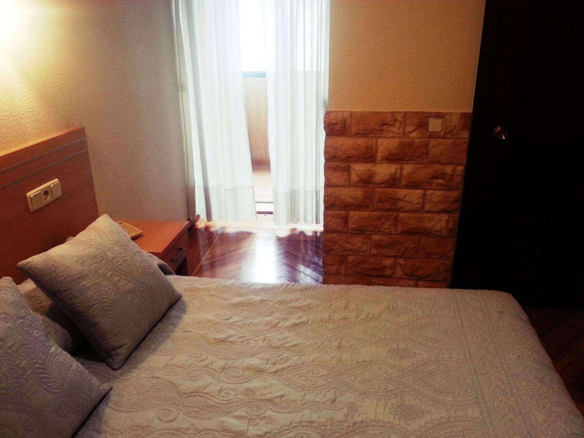 Hostal Avenida Мадрид Екстериор снимка