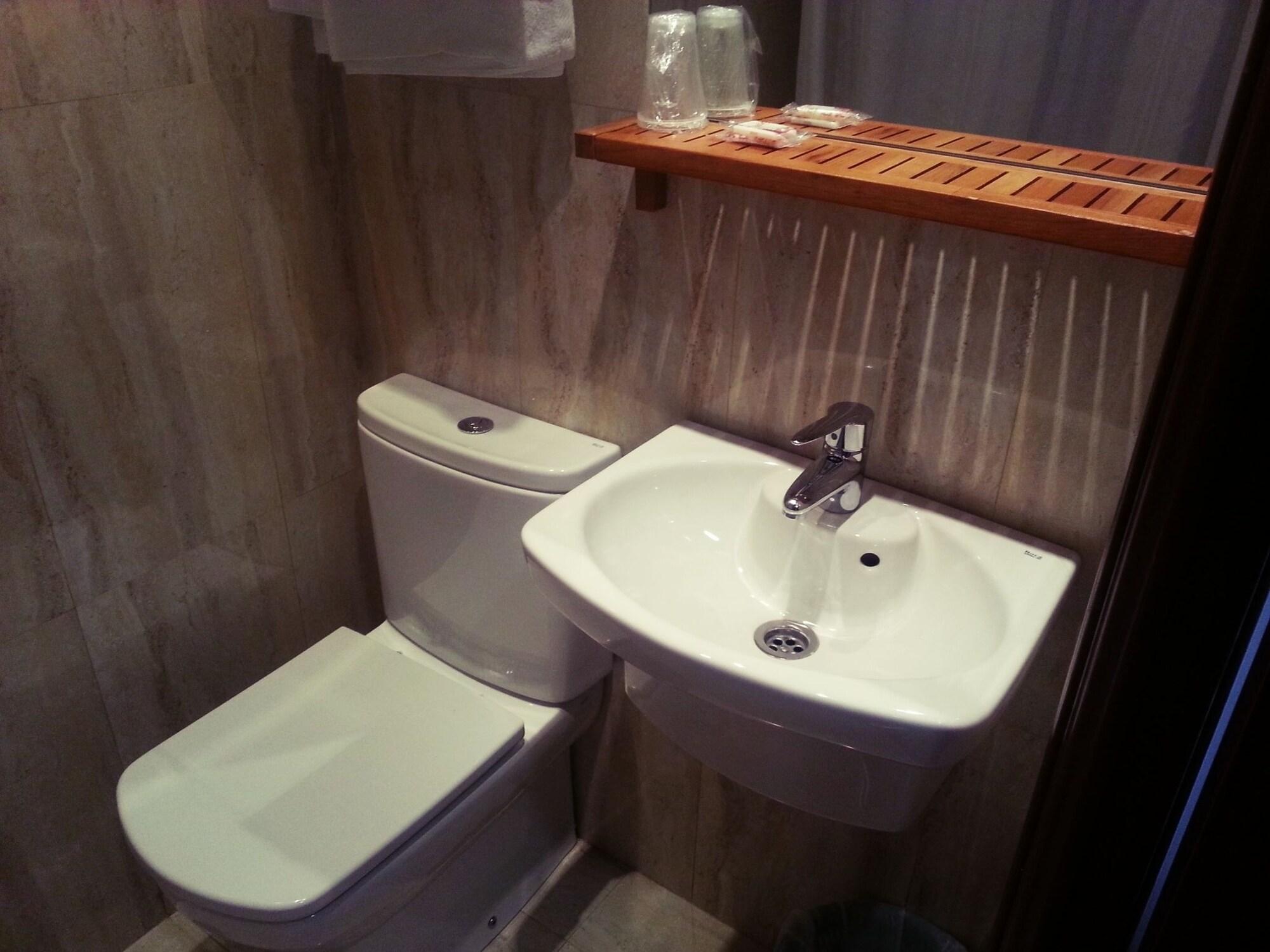 Hostal Avenida Мадрид Екстериор снимка