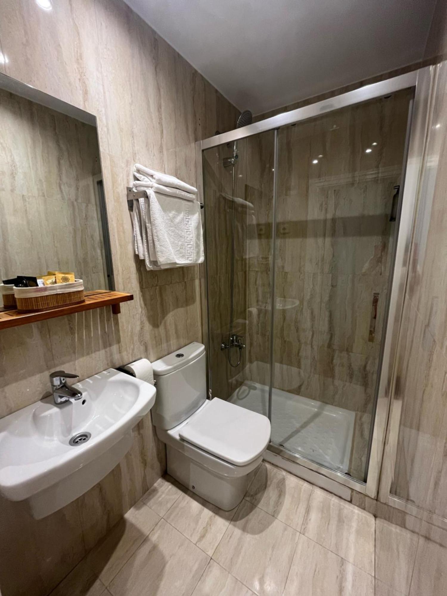 Hostal Avenida Мадрид Екстериор снимка