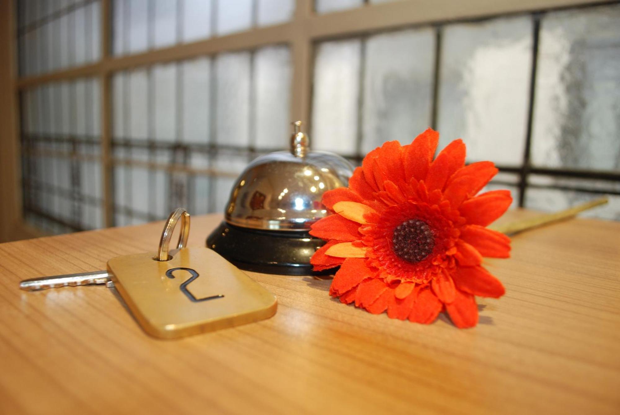 Hostal Avenida Мадрид Екстериор снимка