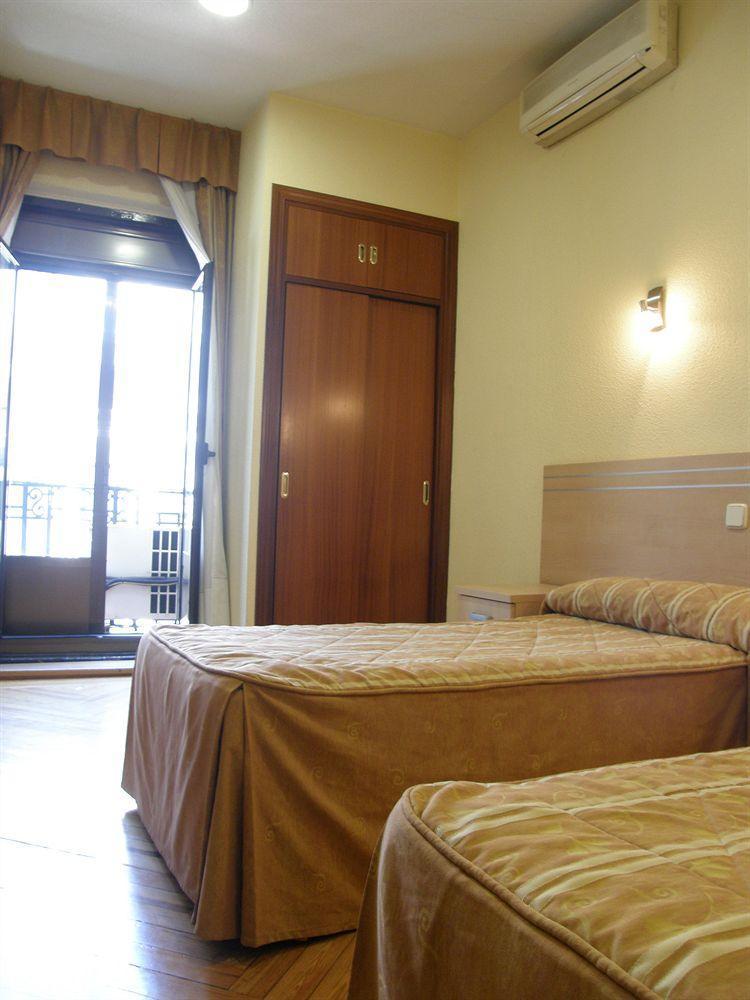 Hostal Avenida Мадрид Екстериор снимка
