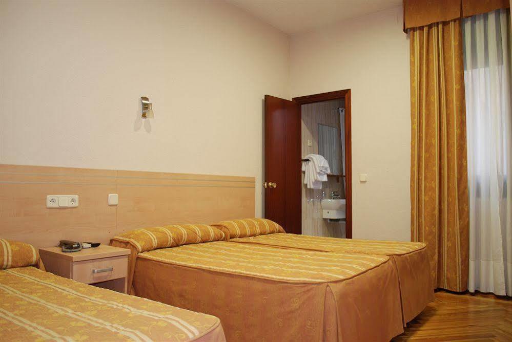 Hostal Avenida Мадрид Екстериор снимка