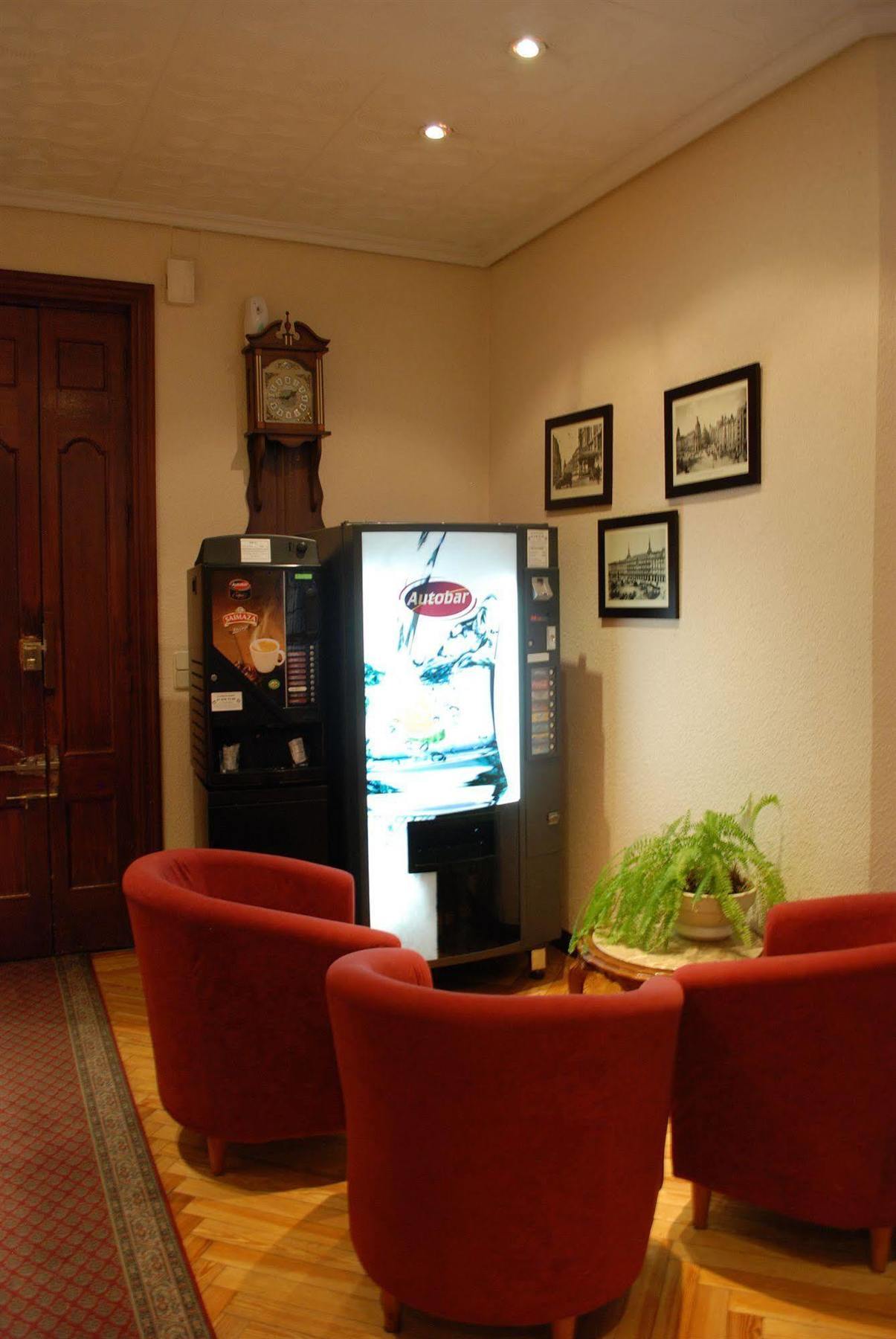 Hostal Avenida Мадрид Екстериор снимка